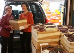 Ohio State MBA student Maryjo Mundey (L) and Shannon Tolliver, Social Responsibility and Environmental Sustainability Manager for White Castle System, Inc. load a box of sanding belts into a van for transportation to Marion’s Tri-Rivers Career Center.