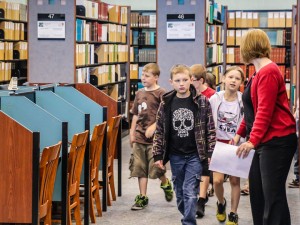 Marion City Schools 4th graders tour the Marion Campus library.
